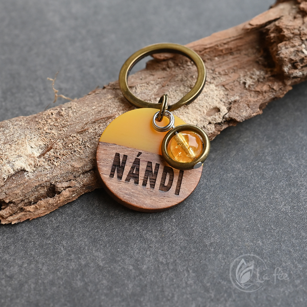 Sárga biléta egyedi kiegészítőkkel